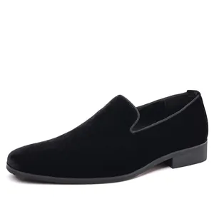 Mocasines de terciopelo negro para hombre con un diseño minimalista y elegante