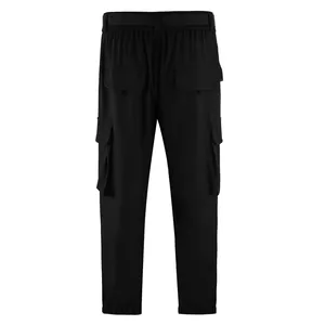 Achteraanzicht van lichtgewicht zwarte cargo broek voor heren met meerdere zakken en elastiek.