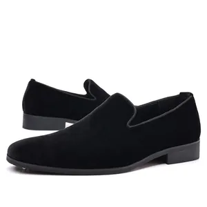 Mocasines elegantes de terciopelo negro para hombre con diseño slip-on y suela de goma