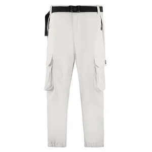 Lichtgrijze heren outdoor cargobroek met riem en veel zakken op een witte achtergrond