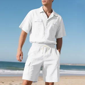 Zweiteiliges weißes Herren-Set im Leinen-Stil mit Kurzarmhemd und Cargo-Shorts am Strand