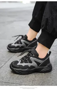 Primo piano di scarpe sportive per bambini con suola spessa in mesh traspirante