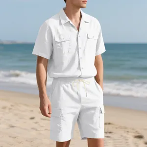 Lässiges weißes Kurzarmhemd und passende Cargo-Shorts für Herren im Strandurlaub