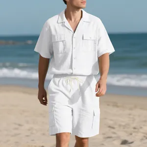 Herren-Set aus weißem Leinen mit Kurzarmhemd und Cargo-Shorts für den Sommerurlaub