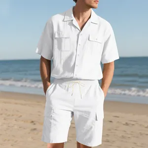 Herren Set aus weißem Leinenhemd und Cargo-Shorts ideal für den Strandurlaub