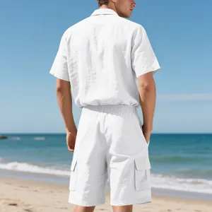 Rückansicht von Herren-Set aus weißem Leinenhemd und Cargo-Shorts, Freizeit-Look