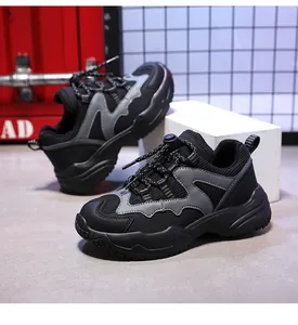 Primo piano di scarpe da ginnastica per bambini in mesh traspirante con suola spessa