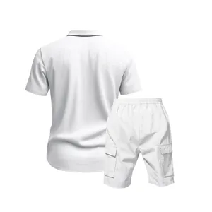 Rückansicht eines weißen Kurzarmhemdes und passender Cargo-Shorts