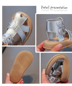 Nahaufnahme von silbernen Mädchen-Sandalen mit Schnalle und weicher, flexibler Sohle.