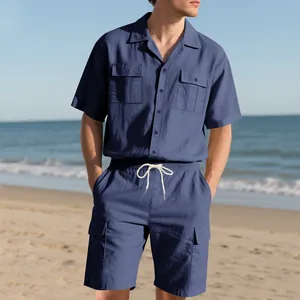 Herren blaues Kurzarm-Cargo-Hemd und Shorts Set am Strand gezeigt