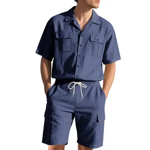 Detailansicht des Herren-Sets aus Kurzarmhemd und Cargo-Shorts in gedecktem Blau.