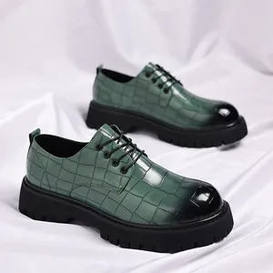 Vista dettagliata delle scarpe da uomo in pelle coccodrillo verde con suola nera