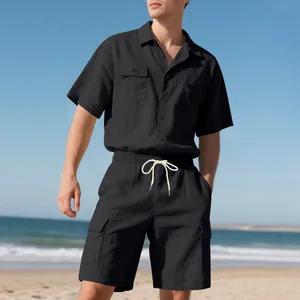 Detailansicht des schwarzen Zweiteilers mit Kurzarmhemd und Cargo-Shorts für Herren.