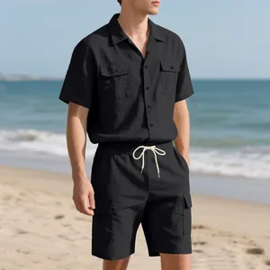 Lässiges schwarzes Herren-Set aus Kurzarmhemd und Cargo-Shorts in Strandatmosphäre