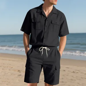 Schwarzes zweiteiliges Herren-Freizeitset mit Cargotaschen am Strand