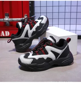 Sneaker chunky per bambini traspiranti in bianco e nero con lacci rossi macchiati