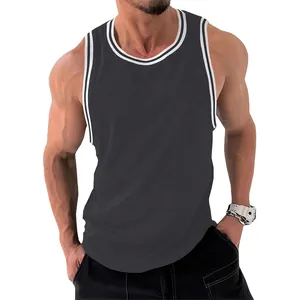 Camiseta de tirantes deportiva para hombre gris carbón con rayas blancas finas