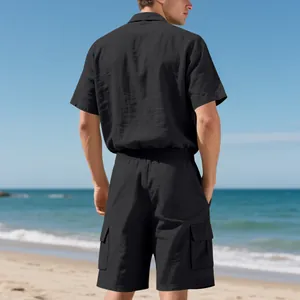 Rückansicht eines lässigen schwarzen Kurzarmhemd- und Cargo-Shorts-Sets für Herren am Strand