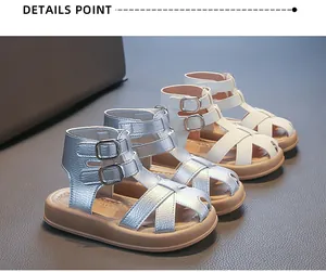 Detailansicht von schicken geflochtenen Mädchen-Römersandalen in Silber und Weiß