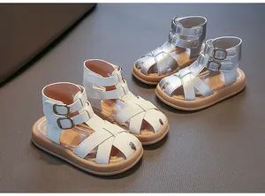 Modische geflochtene Römersandalen für Mädchen in Weiß und Silber, weiche Sohle, geschlossene Zehen.