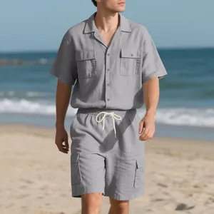 Nahaufnahme von grauem Leinen-Set für Herren mit Kurzarmhemd und Cargo-Shorts