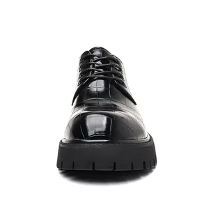 Scarpe derby da uomo nere con plateau e raffinata texture in pelle di coccodrillo