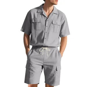 Detailansicht eines grauen Herren-Sets mit Kurzarmhemd und Cargo-Shorts aus Leinenstoff