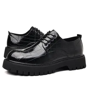 Scarpe da uomo in stile britannico con suola platform e trama a coccodrillo nera