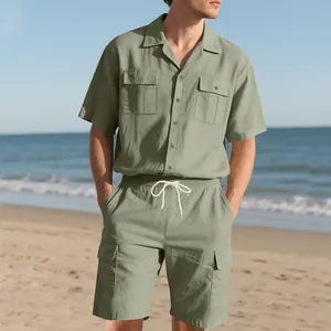 Stylisches olivgrünes Cargo-Set für Herren mit Kurzarmhemd und passenden Shorts für den Strand