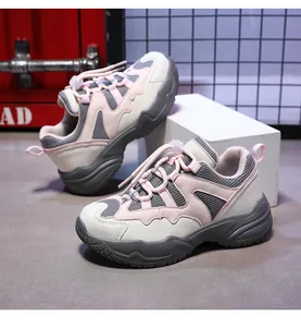 Dettaglio di sneaker per bambini in mesh traspirante con suola spessa e rosa