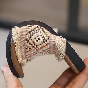 Sandalias planas tejidas flexibles para mujer con flecos y acentos metálicos de verano