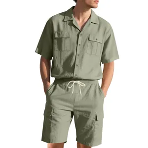 Zweiteiliges Herren-Freizeitset in Salbeigrün mit Kurzarmhemd und Cargo-Shorts.