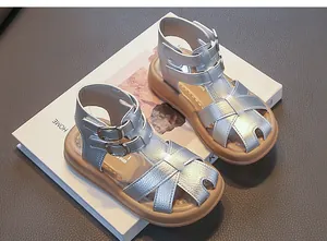 Detailansicht silberne geflochtene Mädchen-Sandalen mit geschlossener Zehenpartie