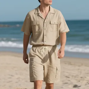 Lässiges Sommer-Outfit für Herren mit Leinenhemd und Shorts-Set an einem sonnigen Strand.