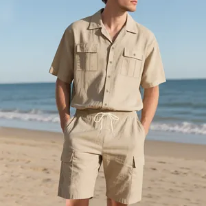Nahaufnahme von beigem Kurzarm-Cargo-Hemd und passenden Shorts für Herren am Strand