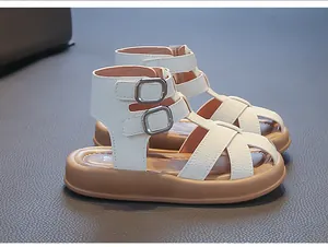 Seitenansicht weißer geflochtener Mädchensandalen mit Doppelmetallschnallen und weicher Sohle