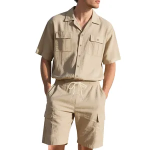 Modischer Herren-Zweiteiler in Beige mit Kurzarmhemd und bequemen Cargo-Shorts für Freizeit