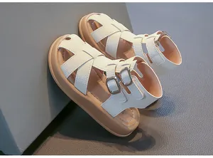 Detailansicht der weißen geflochtenen römischen Mädchensandalen mit weicher Sohle