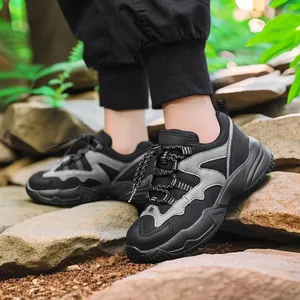 Sneaker per bambini in rete traspirante con suole spesse ammortizzate all'aperto