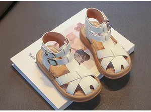 Weiße geflochtene geschlossene Römersandalen für Mädchen mit weicher Sohle