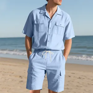 Model trägt das hellblaue Cargo-Hemd und Shorts Set vor einem sonnigen Strandhintergrund.