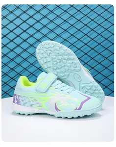 Vue détaillée des chaussures de football pour enfants avec tige bleue et semelle turf