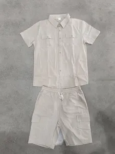 Detailansicht des beigen Herren-Kurzarmhemd- und Cargo-Shorts-Sets aus Leinenmix