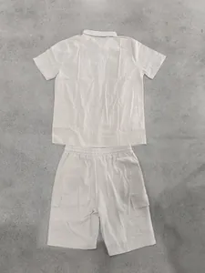 Detailansicht des beigen zweiteiligen Sets aus Kurzarmhemd und passenden Cargo-Shorts