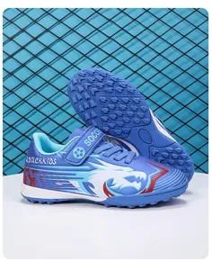 Vue détaillée de chaussures de football bleues pour enfants avec motif dragon et crampons.