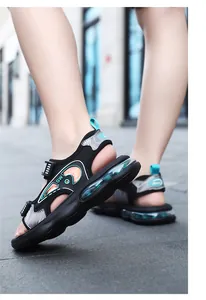 Sandalias deportivas modernas para niños con suela de aire y diseño de punta abierta.