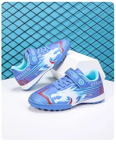 Détail latéral des chaussures de football bleues pour enfants avec fermeture velcro
