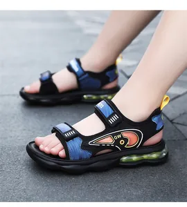 Sandalias deportivas modernas para niño con correas azules y suela con cámara de aire verde