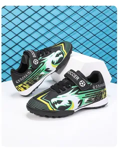 Vue latérale détaillée de chaussures de football pour enfants noires avec motif dragon