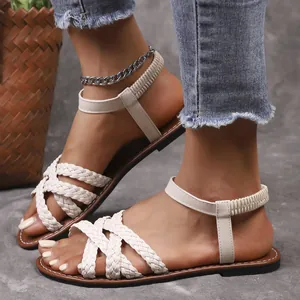 Detailaufnahme von weißen geflochtenen Damen-Sandalen mit elastischem Fesselriemen